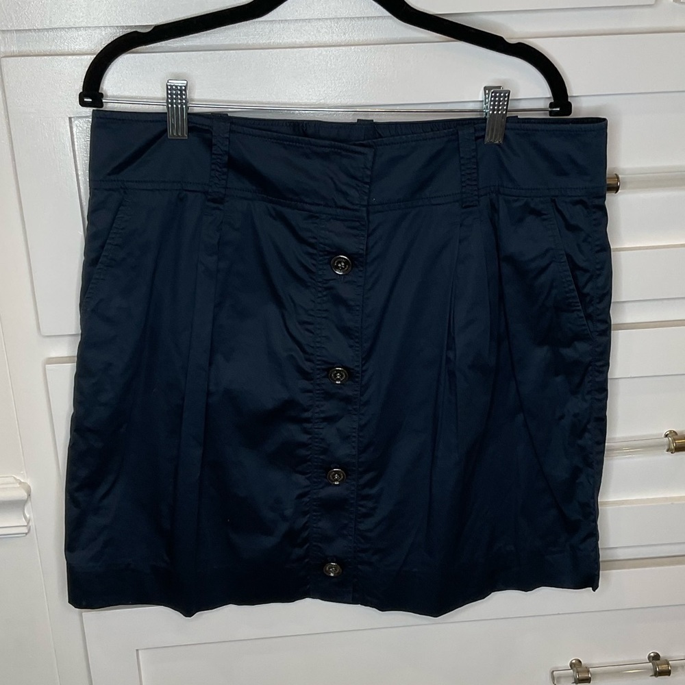 Burberry navy blue button down skirt with pockets!
